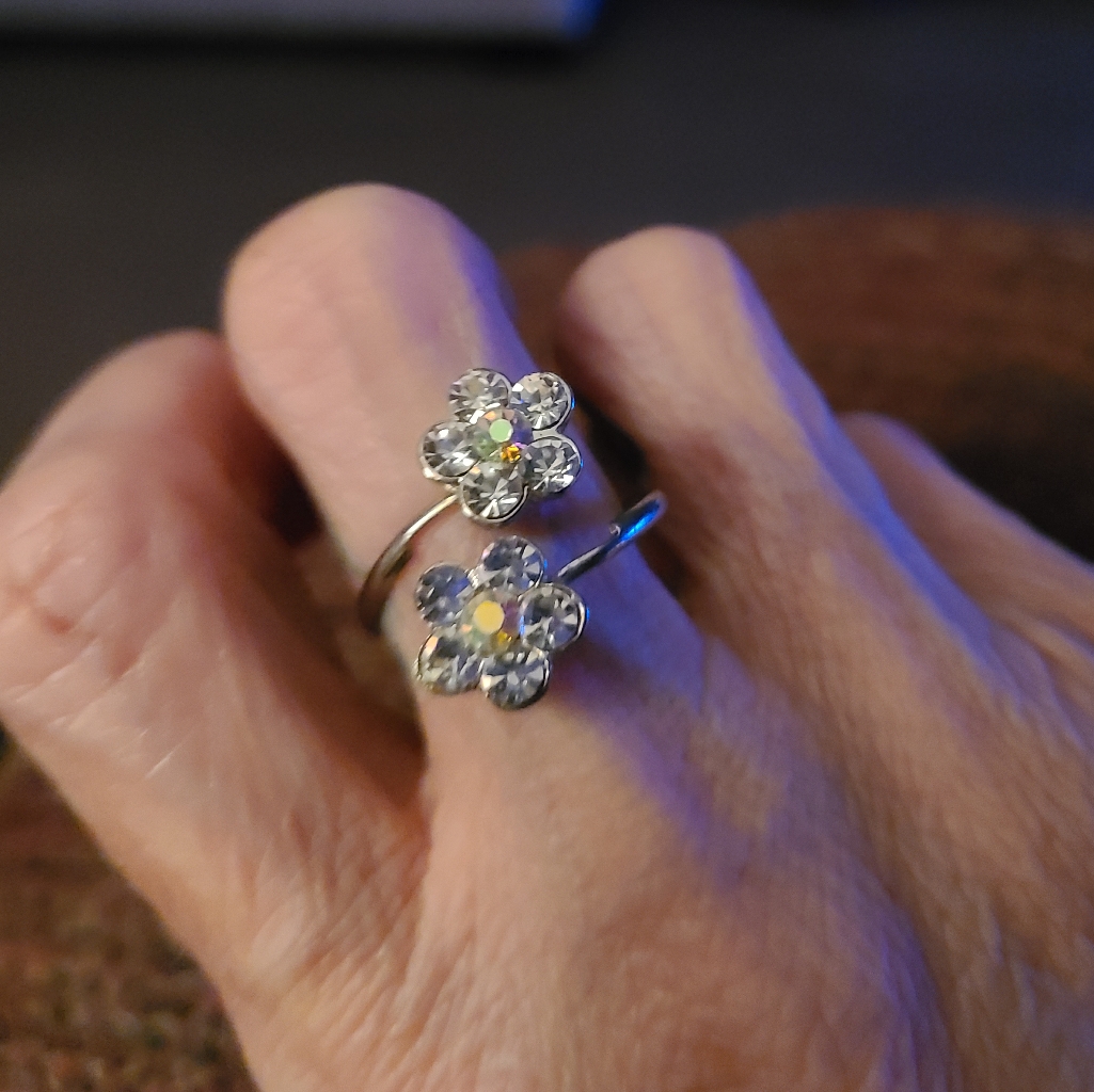 Beautiful Fun Silverstone Ring Adjustable Flower Crystals Center Is Aurora